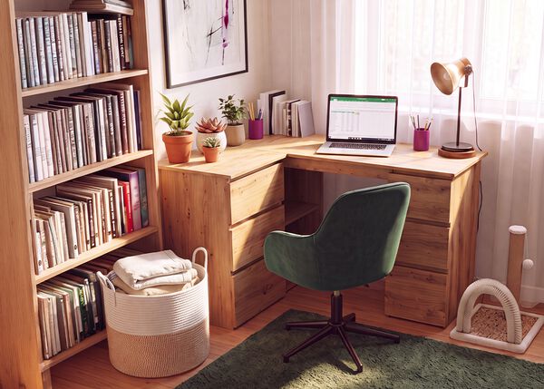 Domowe biuro z drewnianym biurkiem narożnym, ergonomicznym zielonym krzesłem biurowym, laptopem, regałem na książki, lampką biurkową i roślinami doniczkowymi. Tworzy wygodne miejsce do pracy z domu, kt&oacute;re sprzyja produktywności.