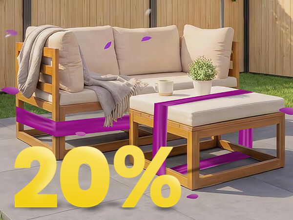 Drewniana sofa ogrodowa z beżowymi poduszkami i stolikiem pod parasolem na słonecznym patio, wśr&oacute;d kwiat&oacute;w i ogrodzenia, z banerem wiosennej promocji 20%.