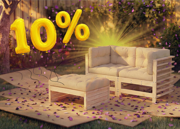 Drewniana sofa lounge do ogrodu z beżowymi poduszkami i dopasowanym pufem w ogrodowej scenerii, otoczona r&oacute;żowym konfetti i złotymi balonami &bdquo;10% zniżki&rdquo;, podkreślająca sezonową wyprzedaż mebli do siedzenia na zewnątrz.