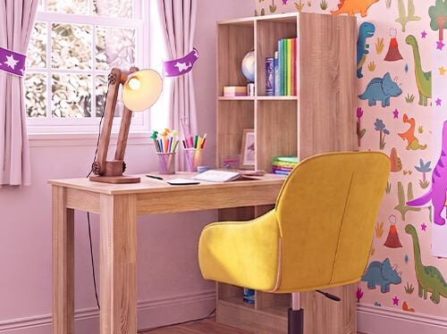 Jasny pok&oacute;j do nauki dla dziecka z drewnianym biurkiem, ergonomicznym ż&oacute;łtym krzesłem, lampką biurkową, p&oacute;łką do przechowywania i tapetą w dinozaury. Idealny do stworzenia uporządkowanego i wygodnego miejsca do nauki w domu.