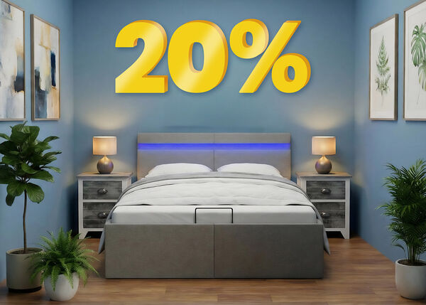 Baner z rabatem &bdquo;20%&rdquo; w formie dużych ż&oacute;łtych cyfr 3D nad nowoczesną sypialnią z szarym ł&oacute;żkiem, niebieskimi ścianami i roślinami przy ł&oacute;żku. Kliknij, aby zobaczyć produkty w kolekcji.
