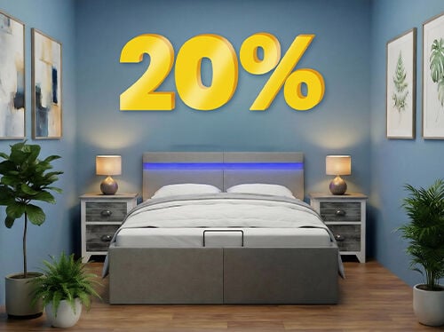 Baner z rabatem &bdquo;20%&rdquo; w formie dużych ż&oacute;łtych cyfr 3D nad nowoczesną sypialnią z szarym ł&oacute;żkiem, niebieskimi ścianami i roślinami przy ł&oacute;żku. Kliknij, aby zobaczyć produkty w kolekcji.