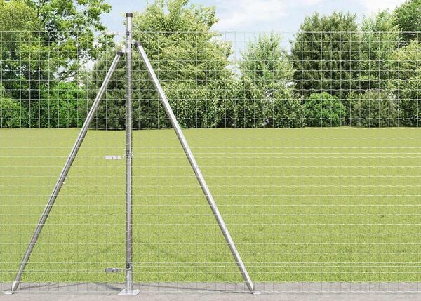 Ogrodzenie z siatki metalowej z podporami.