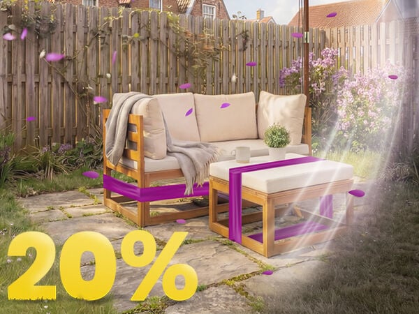 Drewniana sofa ogrodowa z beżowymi poduszkami i stolikiem pod parasolem na słonecznym patio, wśr&oacute;d kwiat&oacute;w i ogrodzenia, z banerem wiosennej promocji 20%.