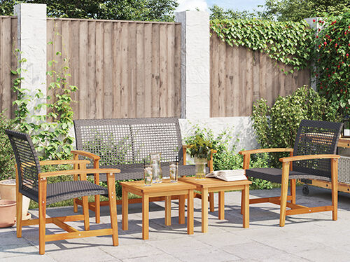 Szara tapicerowana sofa dwuosobowa w stylowo urządzonej sypialni. Kliknij, aby zobaczyć produkty.