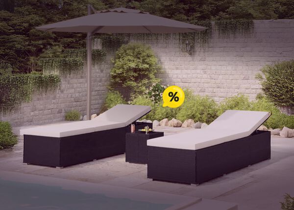Dwa rattanowe leżaki przy ogrodowym basenie, parasol ogrodowy, stolik rattanowy i ż&oacute;łte ikony rabat&oacute;w. Kliknij, aby zobaczyć produkty z oferty.