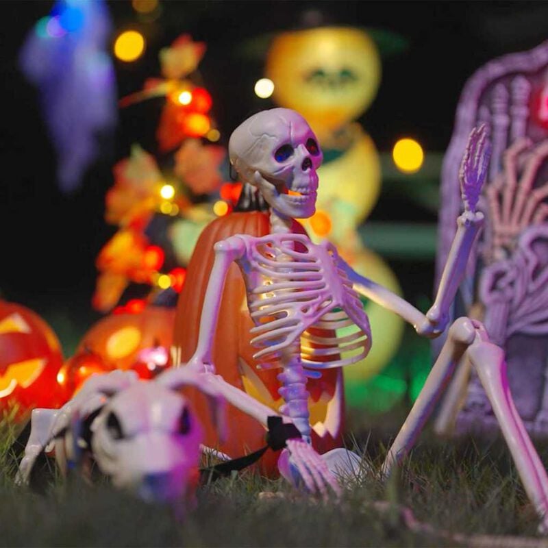 Biały zestaw dekoracyjnych szkieletów halloweenowych ustawiony na zewnątrz