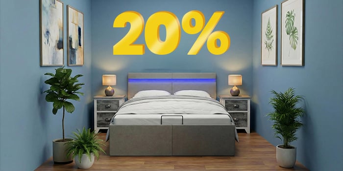 Baner z rabatem „20%” w formie dużych żółtych cyfr 3D nad nowoczesną sypialnią z szarym łóżkiem, niebieskimi ścianami i roślinami przy łóżku. Kliknij, aby zobaczyć produkty w kolekcji.