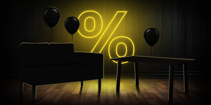 Czarna kanapa i drewniany stół z czarnymi balonami przed jasnożółtym znakiem procentu na ciemnej drewnianej podłodze.