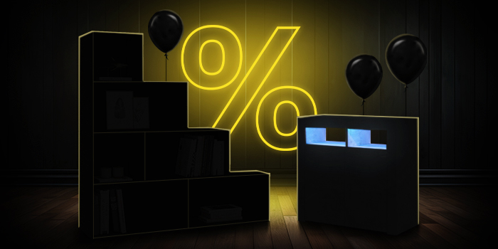 Czarne, modułowe jednostki do przechowywania z czarnymi balonami przed jasnożółtym znakiem procentu na ciemnej drewnianej podłodze.