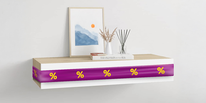 Biała półka wisząca z fioletową wstążką i ikonami rabatów, w stylowo zaprojektowanym pokoju. Kliknij, aby kupić produkty z oferty.