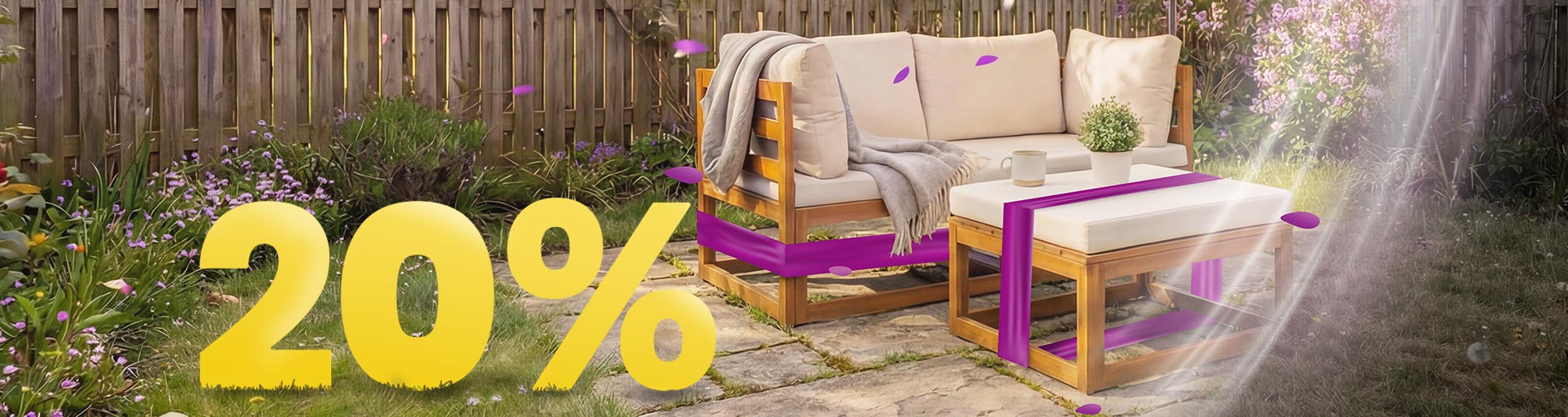 Drewniana sofa ogrodowa z beżowymi poduszkami i stolikiem pod parasolem na słonecznym patio, wśród kwiatów i ogrodzenia, z banerem wiosennej promocji 20%.