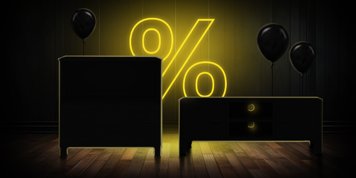 Czarna komoda i konsola TV z czarnymi balonami przed jasnożółtym znakiem procentu na ciemnej drewnianej podłodze.