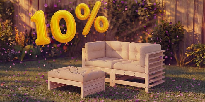 Drewniana sofa lounge do ogrodu z beżowymi poduszkami i dopasowanym pufem w ogrodowej scenerii, otoczona różowym konfetti i złotymi balonami „10% zniżki”, podkreślająca sezonową wyprzedaż mebli do siedzenia na zewnątrz.