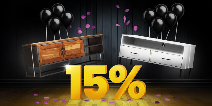 Drewniana i metalowa konsola TV i biała konsola TV z czarnymi balonami przed jasnożółtym znakiem 15% na ciemnej drewnianej podłodze.