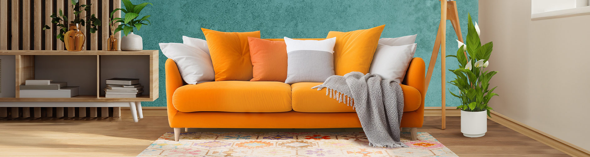 Trzyczęściowa sofa rattanowa z poduszkami i stolikiem kawowym na świeżym powietrzu. Kliknij, aby kupić kolekcję.